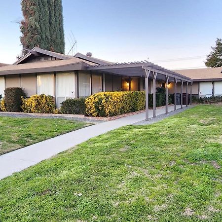 Centrally Located, 4X Queen, 300 Mbps Internet With Backyard! Hemet Exterior photo