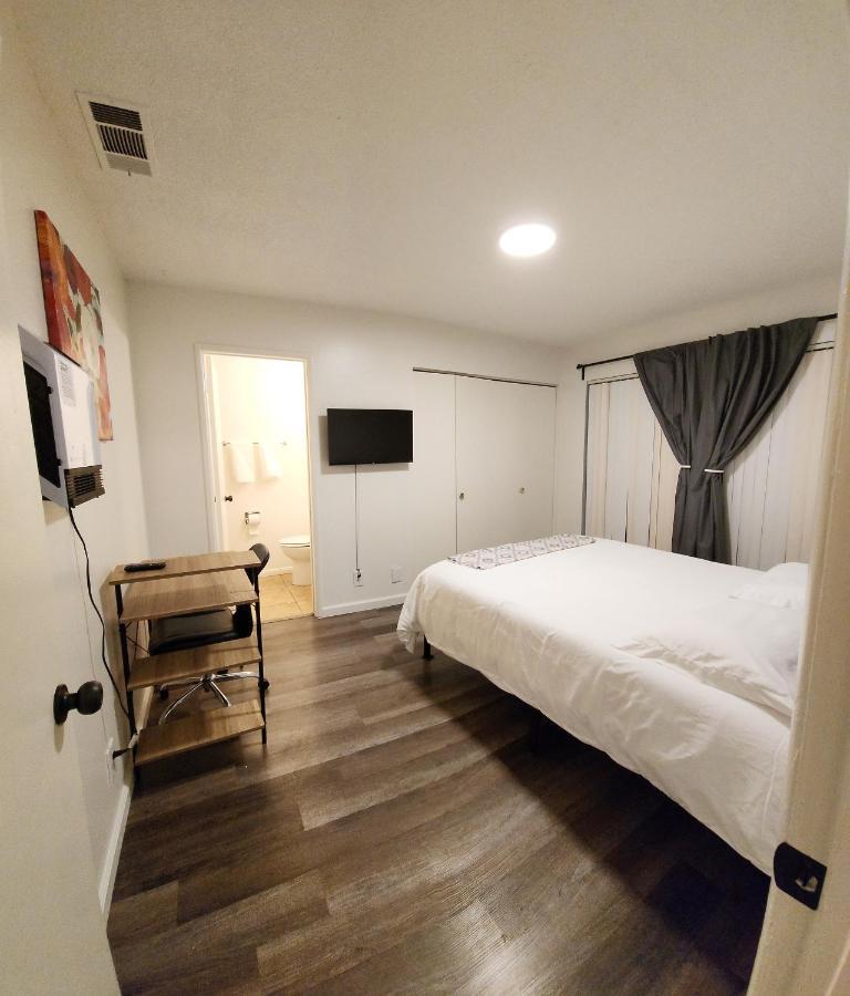 Centrally Located, 4X Queen, 300 Mbps Internet With Backyard! Hemet Exterior photo